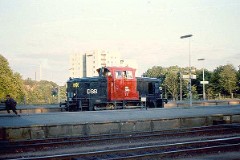 MH 346 photographed at the railway station in Fredericia 20. October 1976.  Built by Frichs, Denmark in a number of 120. The class was put in service in 1960 - 1965. C0. Dieselhydraulic 8-cyl MAN engine. 440 hp. Max speed 60 km/h - 37 mph. Length 9 440 mm. Weight 45 metric tonnes. MH 346 was put in service in 1962. Withdrawn from service in 1998 and given over to the Jernbanemuseum, where it still remains.